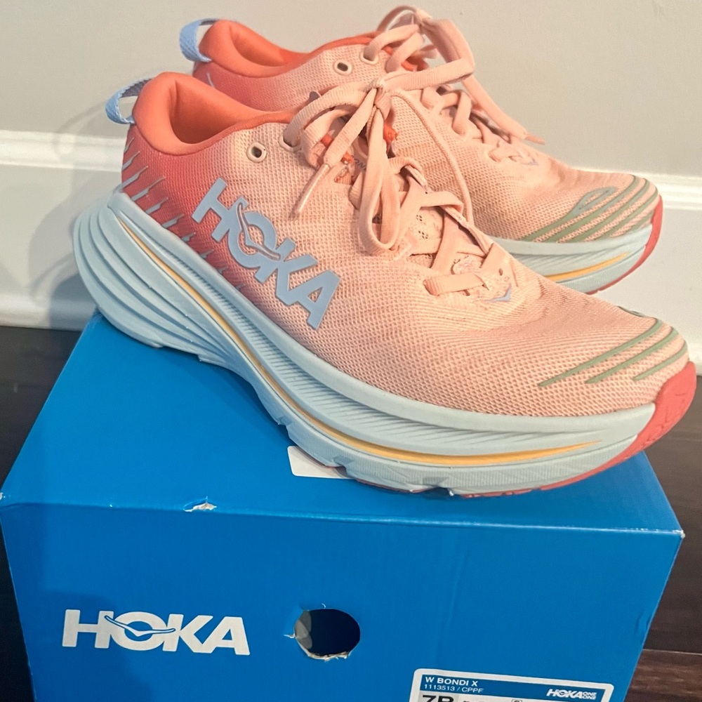 Bondi X Running Shoe (Women) size 7B. Color: Camellia / Peach Parfait
